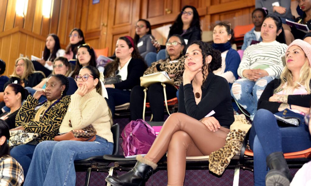 Un grupo de más de 70 mujeres participó en un seminario en Valdivia organizado por el Servicio Nacional de Migraciones (Foto: Sermig)