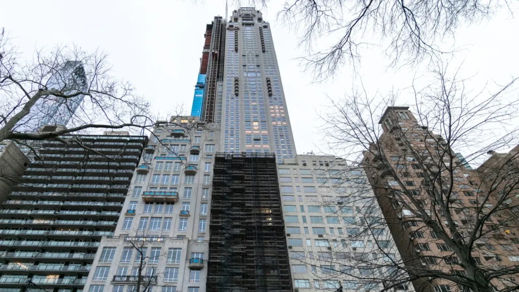 El edificio 220 Central Park South, en el centro de Nueva York.