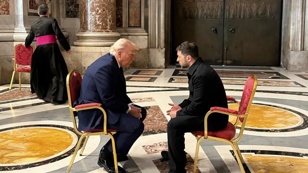 Donald Trump conversó con el presidente ucraniano Volodymyr Zelenskyy minutos antes del funeral del papa Francisco en el Vaticano.
