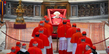 El féretro del Papa Francisco en la Basílica de San Pedro.