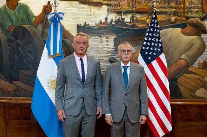 El ministro de Salud de Argentina, Mario Lugones (a la derecha), junto al secretario de Salud de EE.UU., Robert F. Kennedy Jr.