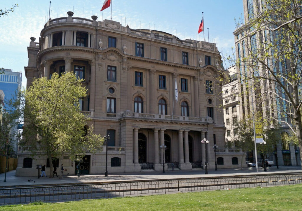 Fachada del Club de La Unión de Santiago en la Alameda.