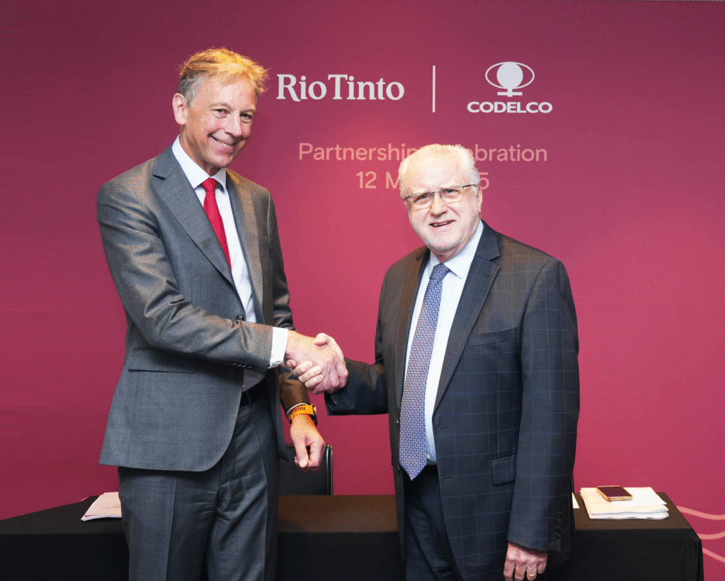 Jakob Stausholm, CEO de Rio Tinto (a la izq.) y Máximo Pacheco, presidente de Codelco.