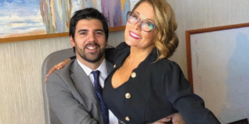 Joaquín Lavín Jr. junto a Cathy Barriga.