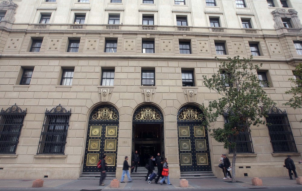 La UAF depende del Ministerio de Hacienda, al igual que el Servicio de Impuestos Internos, Aduanas y la Tesorería.
