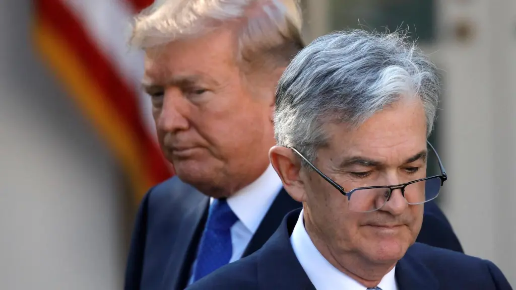 En primer plano el presidente de la FED, Jerome Powell. Atrás, Donald Trump, presidente de EE.UU.
