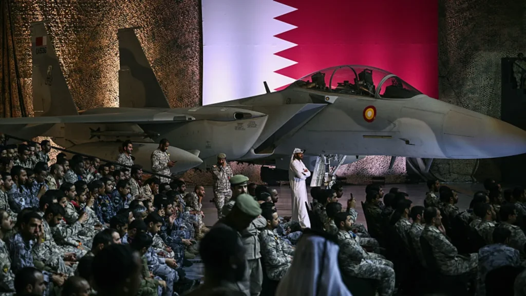 Tropas y personal estadounidenses y qatarí en la base aérea Al-Udeid en mayo de 2025.