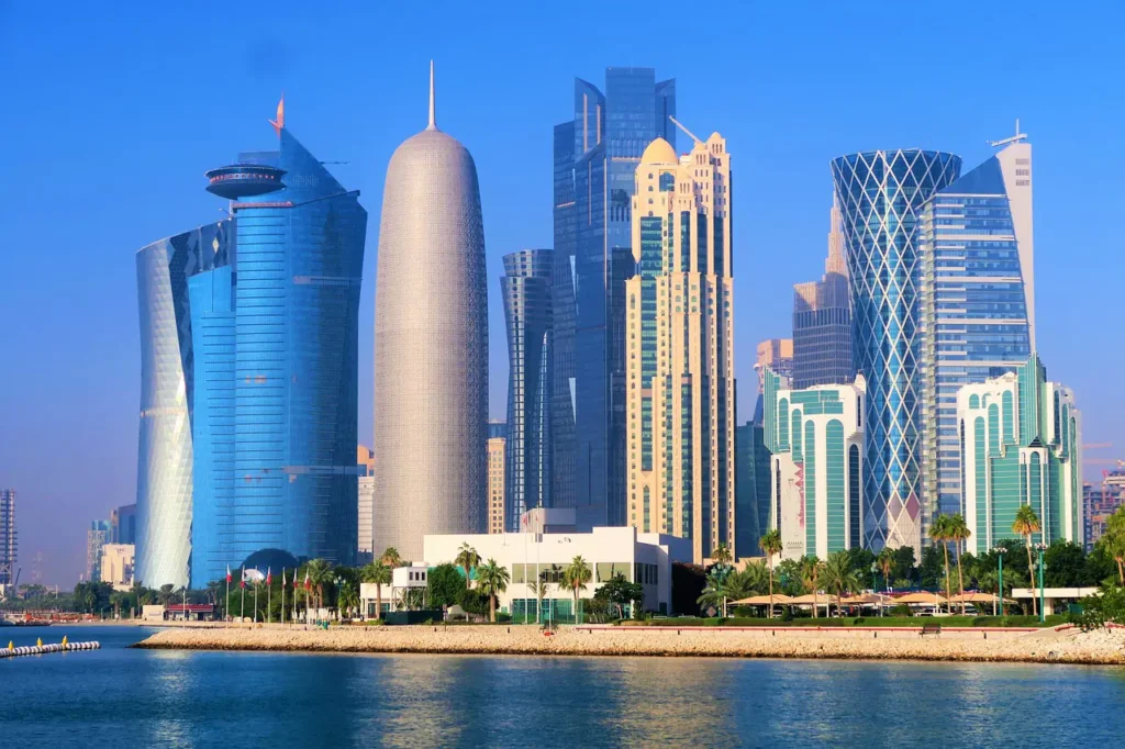 Qatar, en la foto, Arabia Saudita e irak suspendieron el tráfico aéreo.