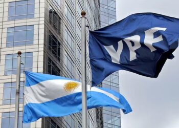 Justicia de EE.UU. revoca fallo por YPF y Argentina evita pago por US$16.100 millones