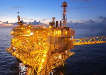 Petróleo Brent supera los US$100 mientras EE.UU. recorta su crecimiento al 0,7%