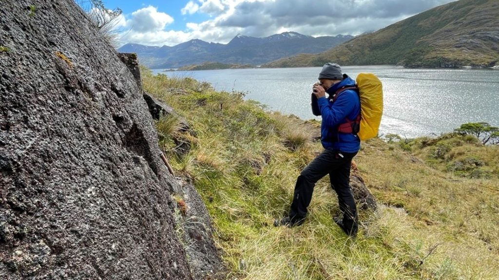 Geólogo del Sernageomin analiza muestras en Tierra del Fuego.