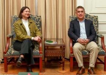La exalcaldesa de Santiago y actual diputada, Iraci Hassler, junto al actual jefe comunal, Mario Desbordes.