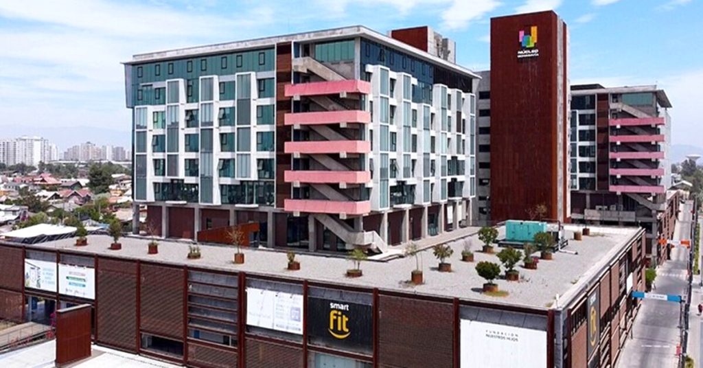 edificio Núcleo Ochagavía, reconstruido por EBCO. En sus pisos 4 y 5 opera la Clínica NúcleoSalud, un moderno centro médico y quirúrgico de 4.500 metros cuadrados.