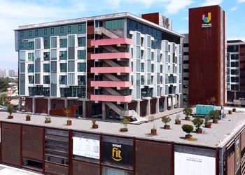 edificio Núcleo Ochagavía, reconstruido por EBCO. En sus pisos 4 y 5 opera la Clínica NúcleoSalud, un moderno centro médico y quirúrgico de 4.500 metros cuadrados.