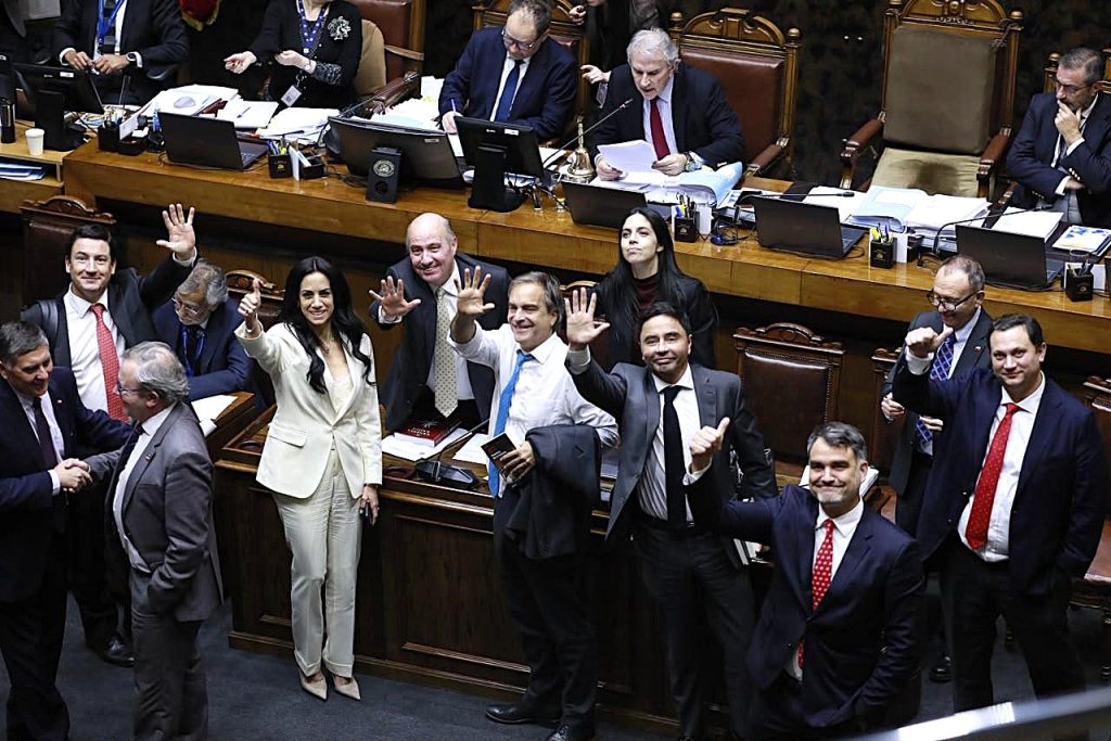 La bancada de senadores oficialista celebra la aprobación del proyecto de Ley de Reconstrucción Nacional.