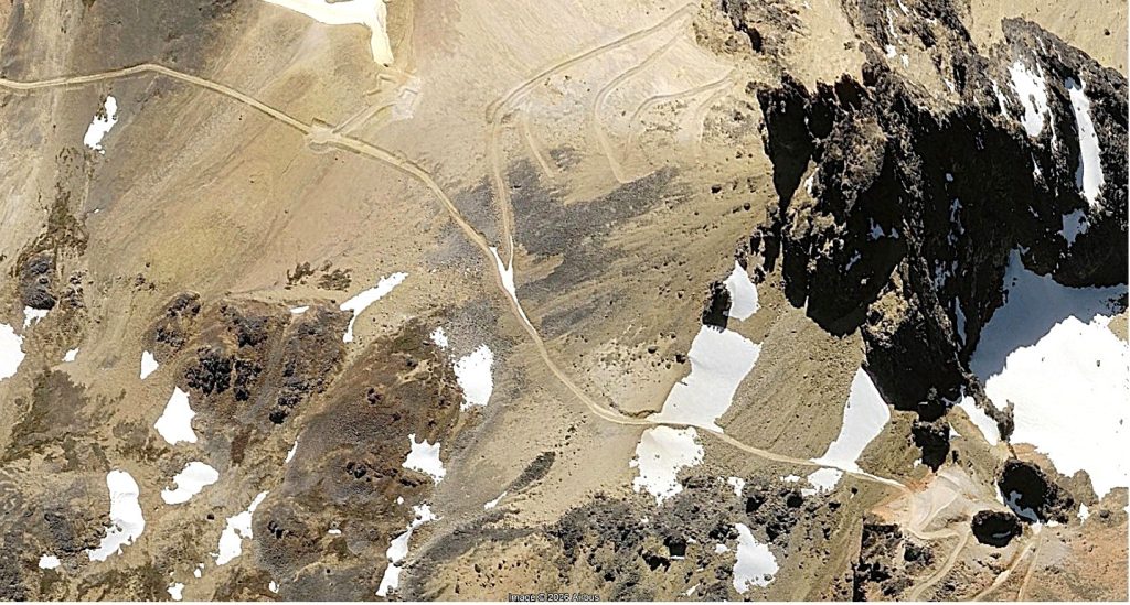 Caminos y plataformas de sondaje construidos por Newmont.